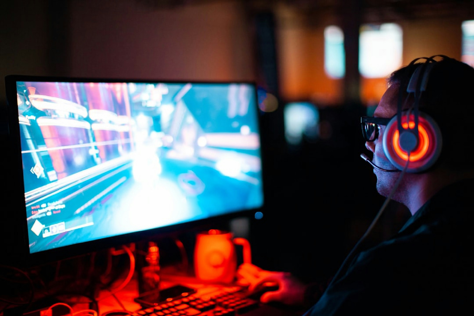 Pessoa jogando um game de FPS com alta taxa de quadros