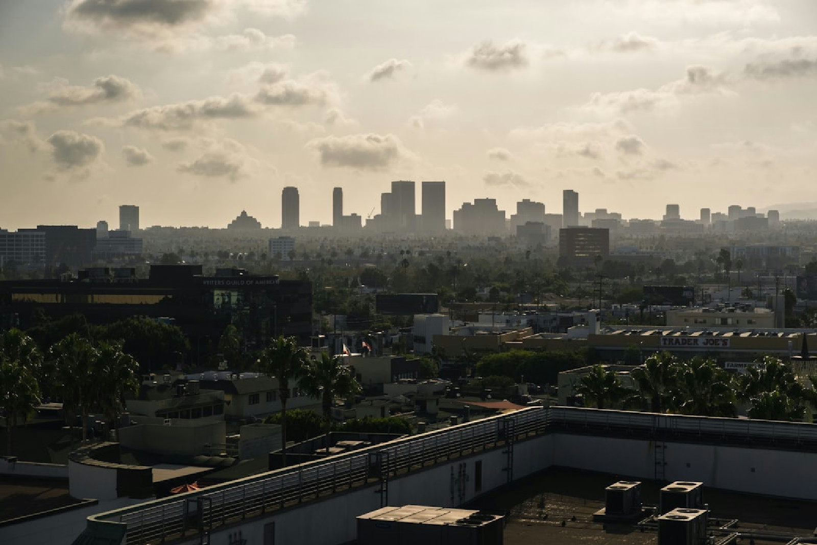 Edifícios da cidade sob nuvens brancas durante o dia