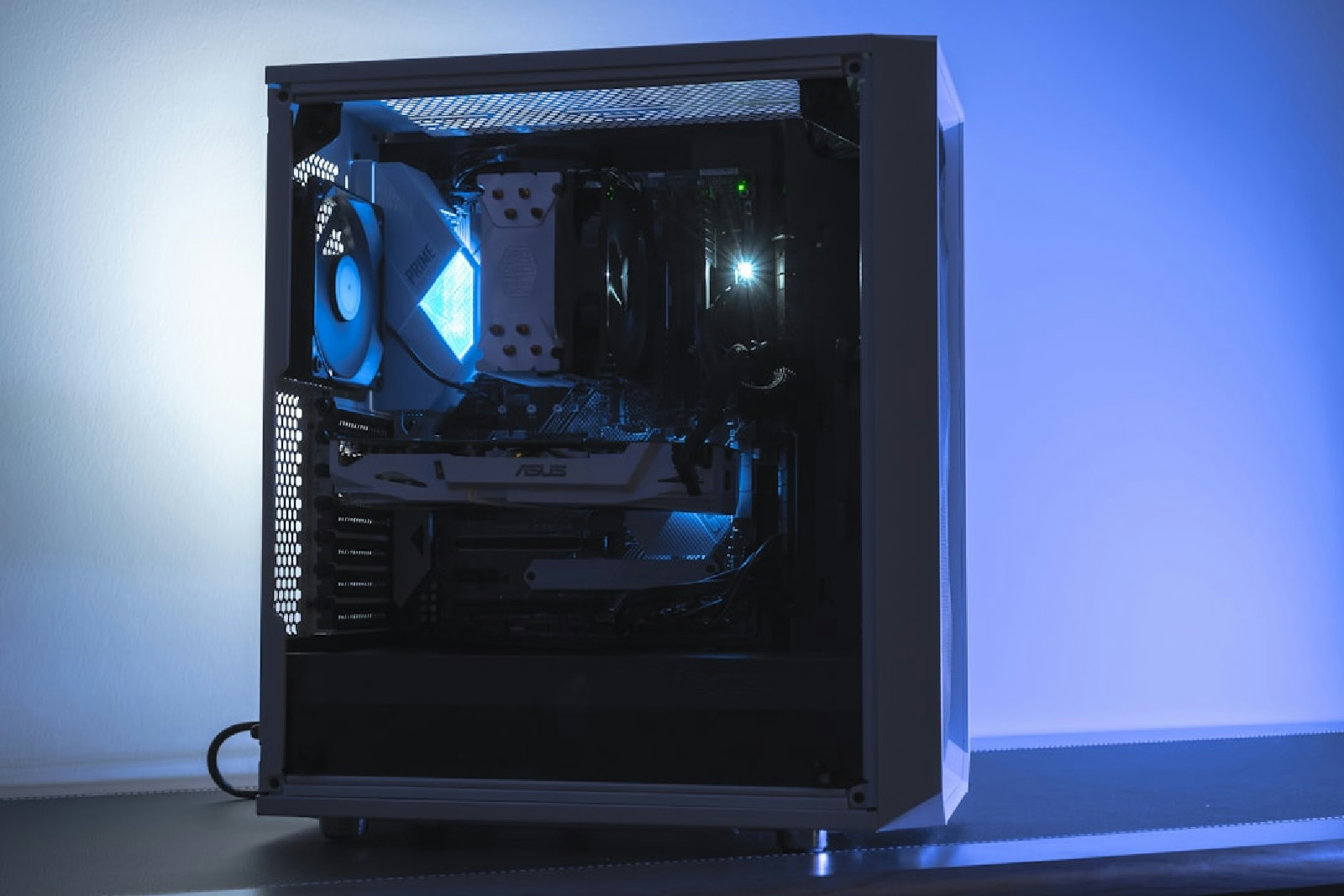 PC Gamer com iluminação LED azul