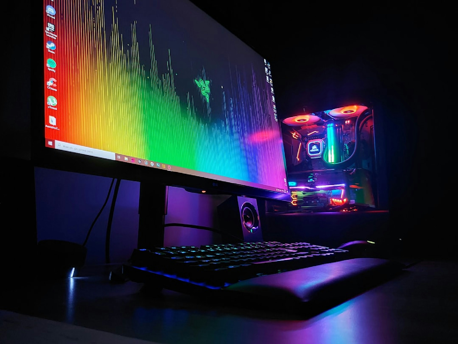 Setup gamer com monitor de tela plana e teclado retroiluminado