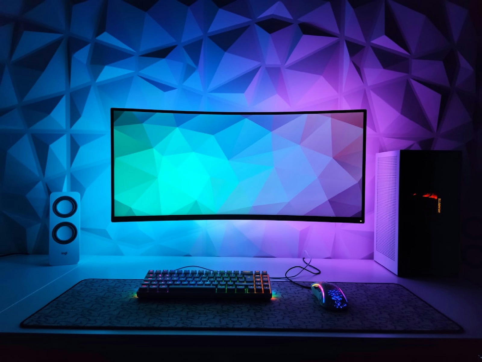 Monitor gamer de alta resolução posicionado sobre uma mesa de trabalho