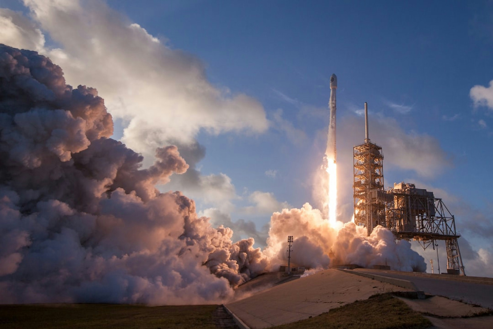 Fotografia de um foguete da SpaceX durante o lançamento