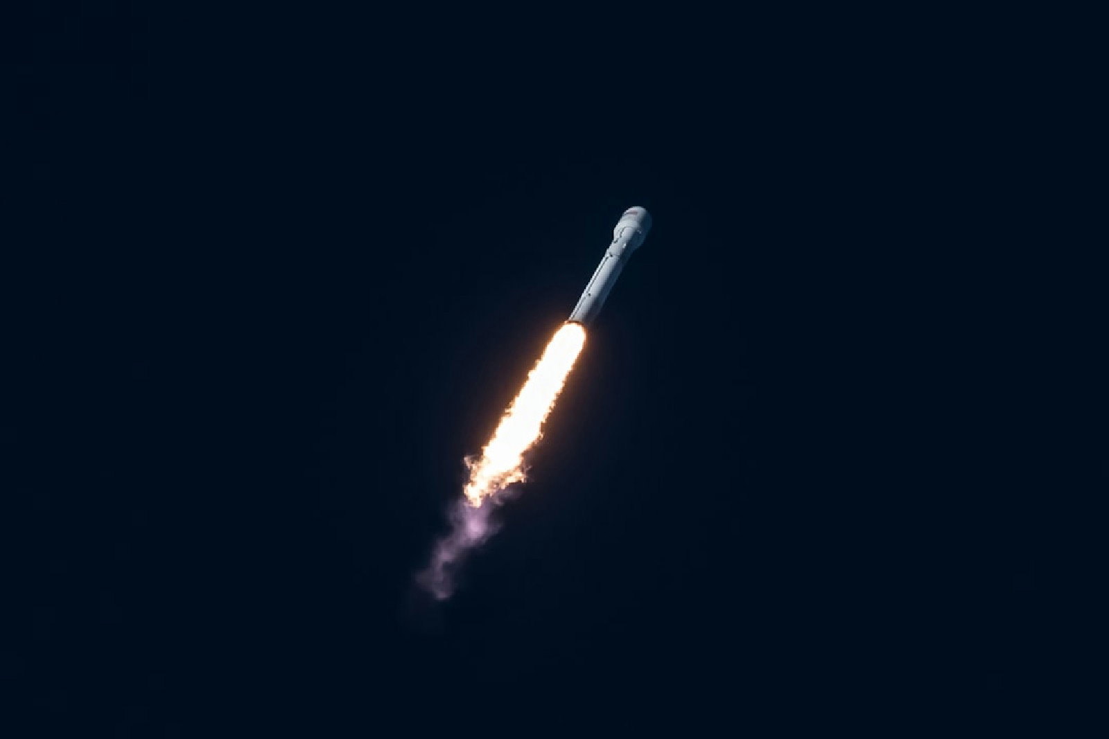Um spacecraft voando pelo céu