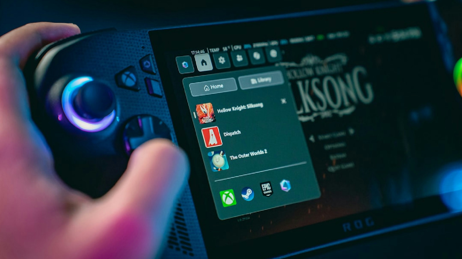 Mão segurando dispositivo portátil exibindo menu de jogos otimizado