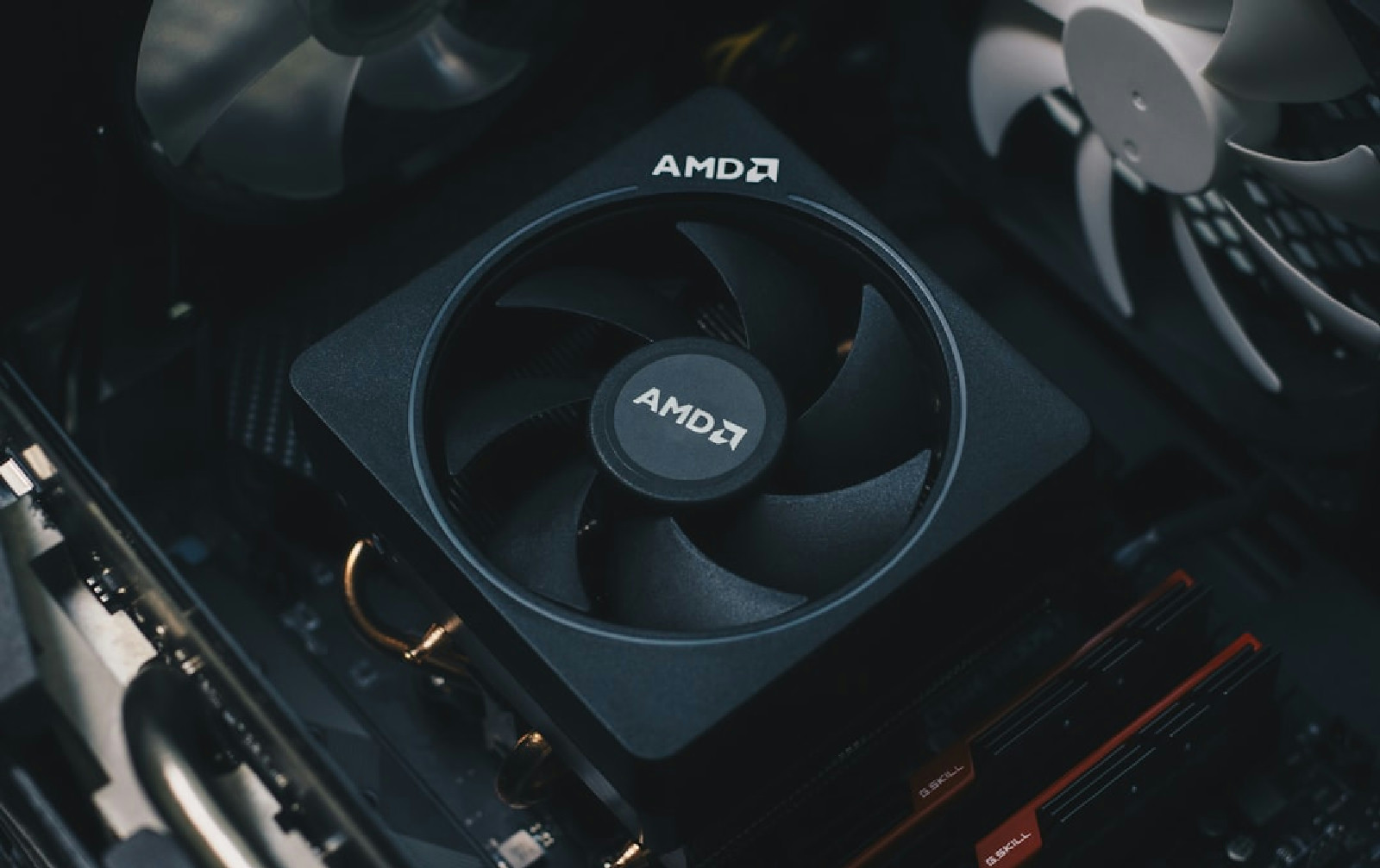 Placa de vídeo AMD Radeon em preto, exemplo de hardware que se beneficia da compressão de geometria