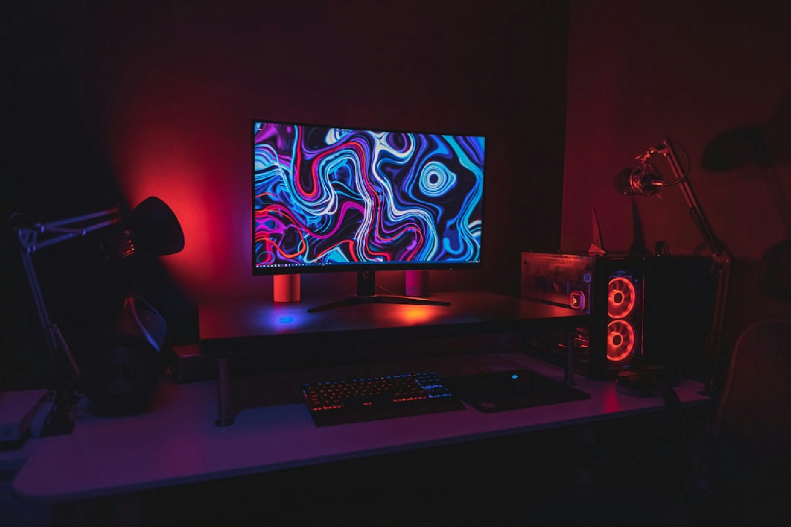 Setup gamer com monitor de tela plana e periféricos modernos