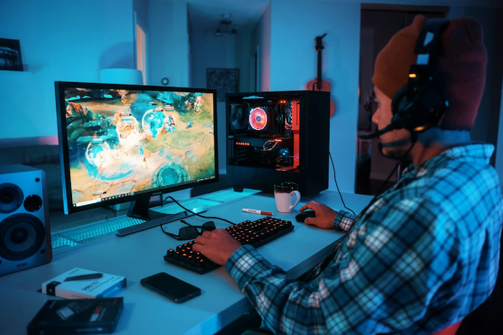 Jogador usando headset e focado em frente ao computador