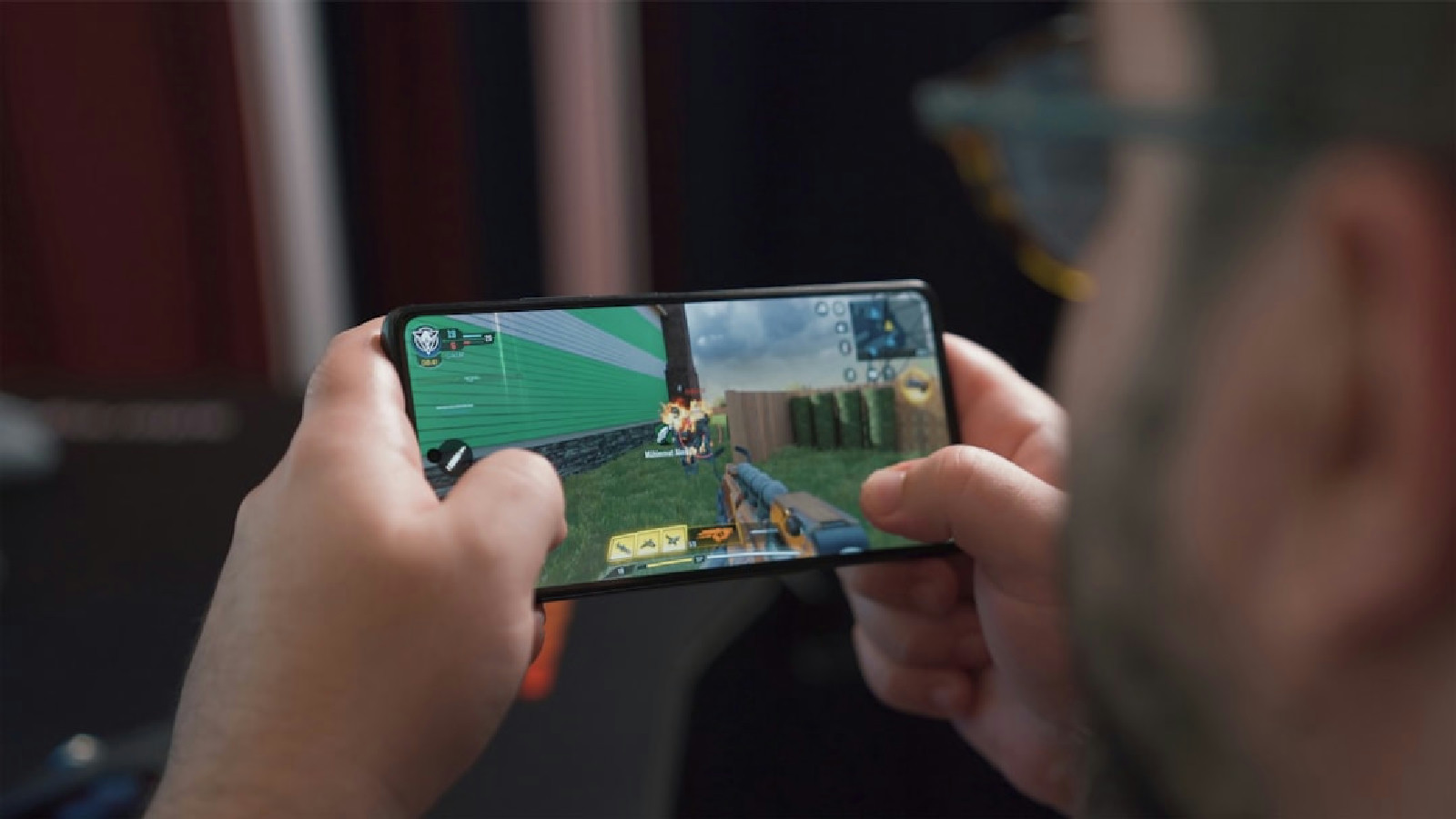 homem jogando videogame em um dispositivo móvel