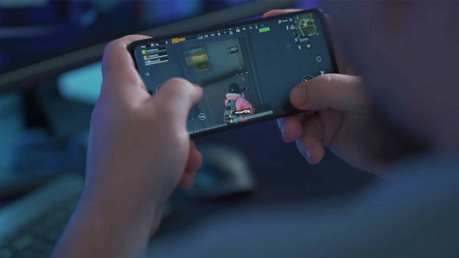 pessoa segurando um smartphone focado em tecnologia móvel