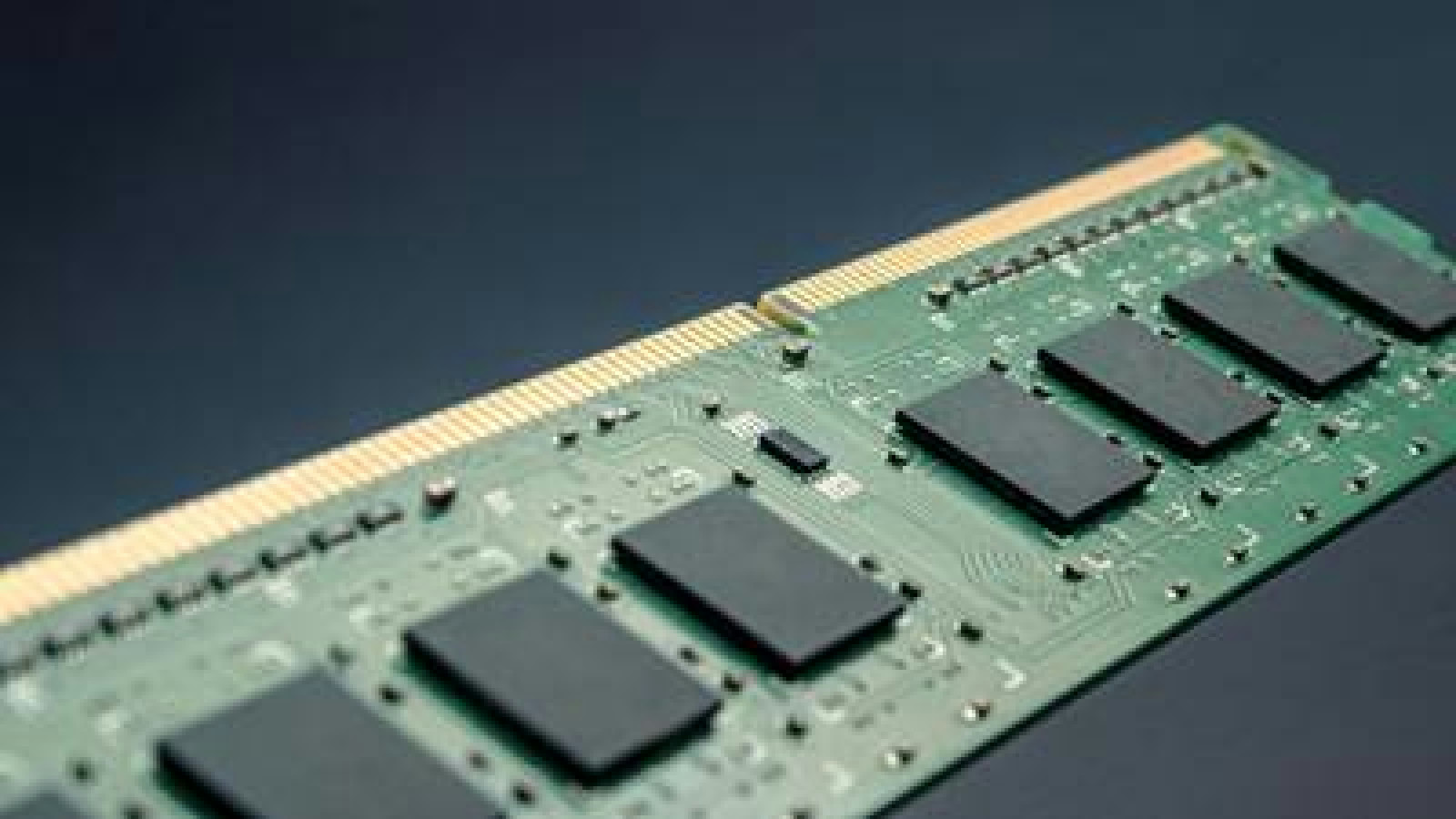 Módulos de memória RAM com chips DRAM em destaque