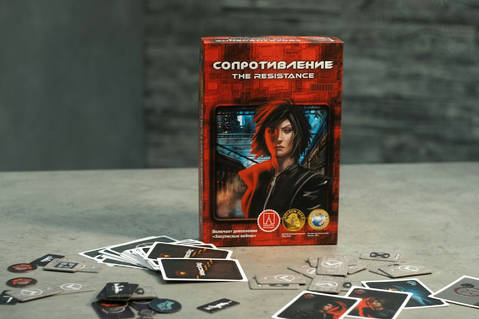 Personagens em cena tensa dentro de cenário industrial no jogo
