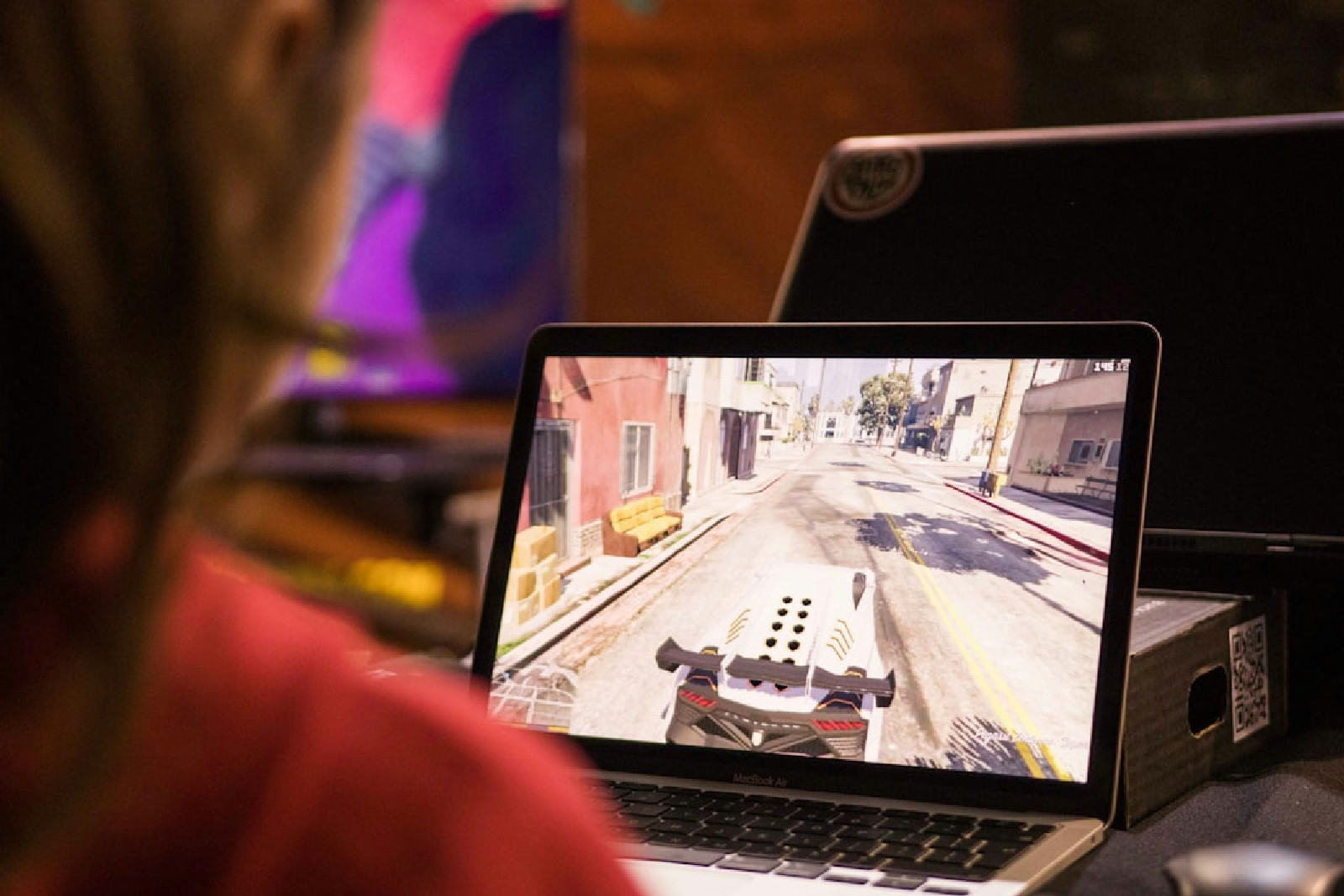 Desenvolvedor utilizando laptop para integrar fluxos de trabalho com IA