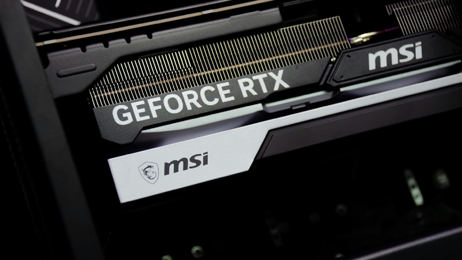 Detalhe de hardware de alta performance exibindo marcações técnicas