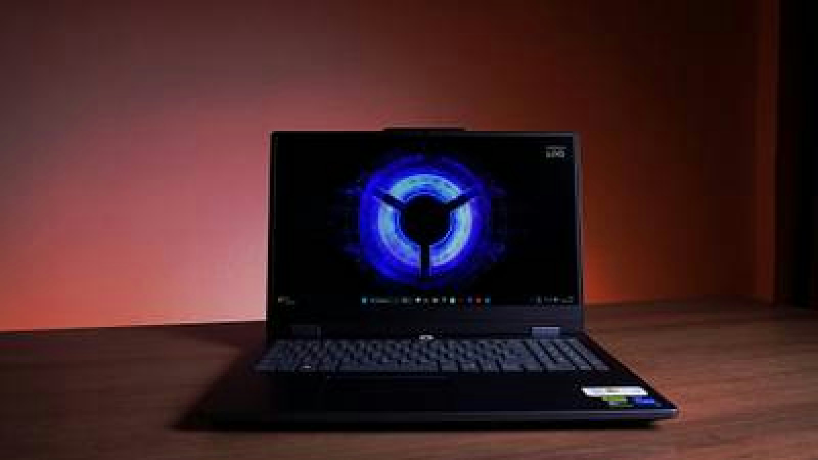 O Lenovo LOQ Essential apresentando seu design elegante e equilibrado