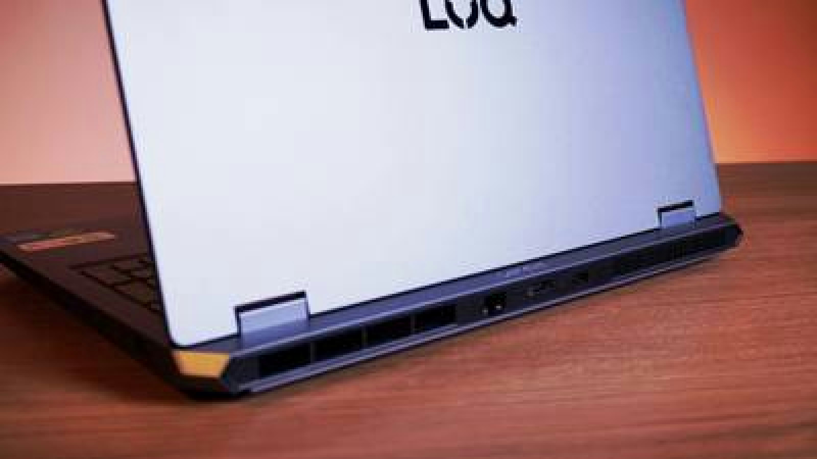 Detalhes das conexões e saídas de ar na parte traseira do Lenovo LOQ