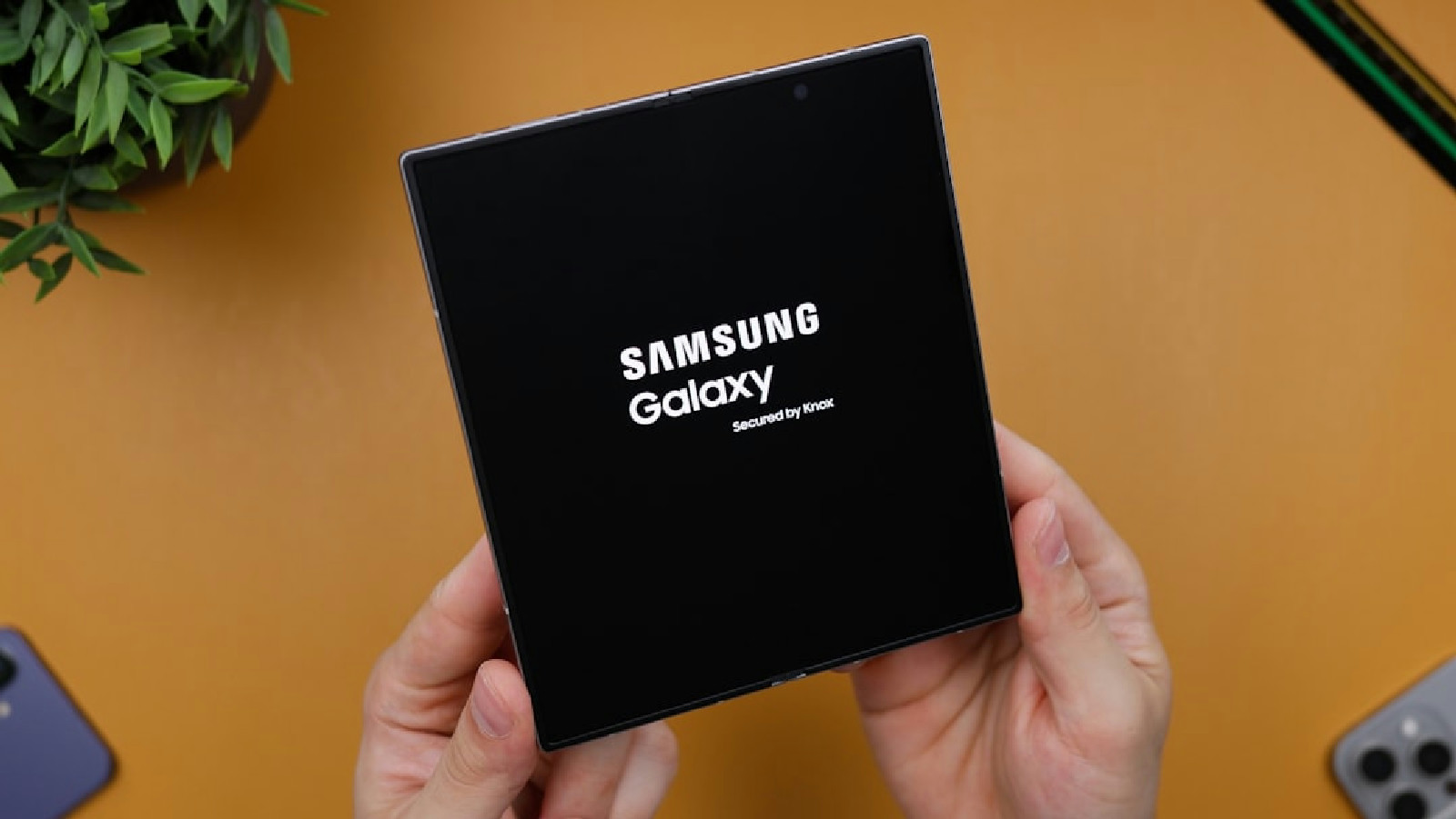 Caixa de produtos Samsung simbolizando o fornecimento de novos componentes