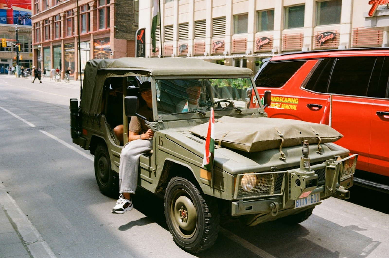 Um veículo de estilo militar dirigindo pela rua