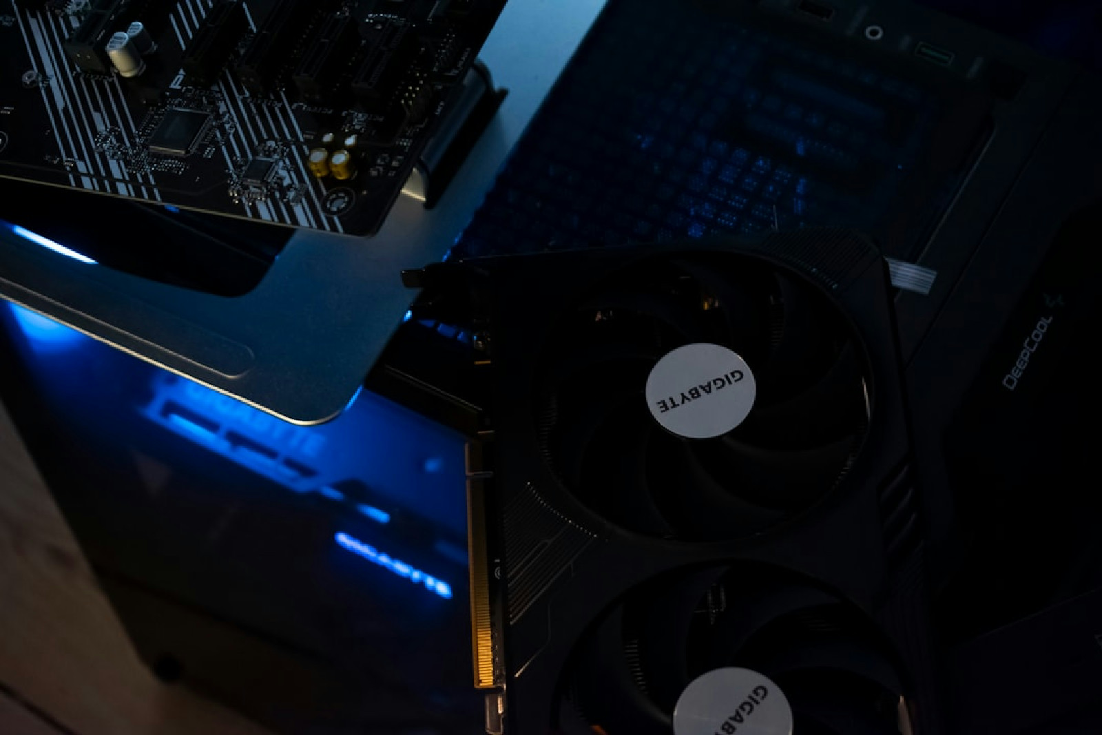 Componentes de computador de alta performance exibidos com iluminação colorida