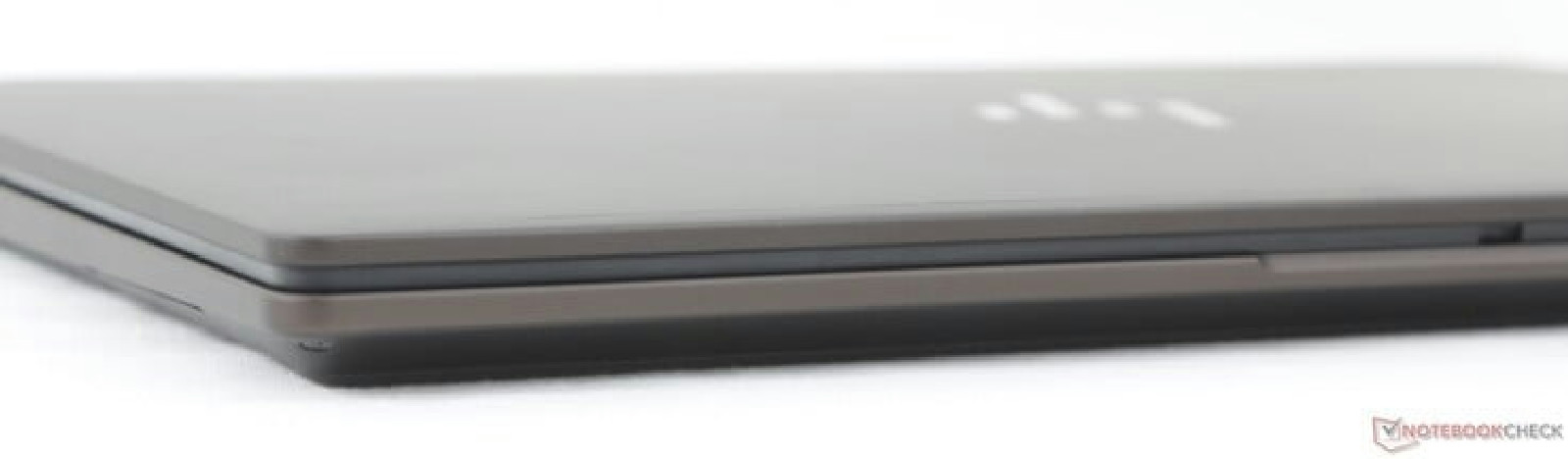 Vista frontal do HP OmniBook X Flip 14 exibindo seu design ultrafino e sem portas frontais