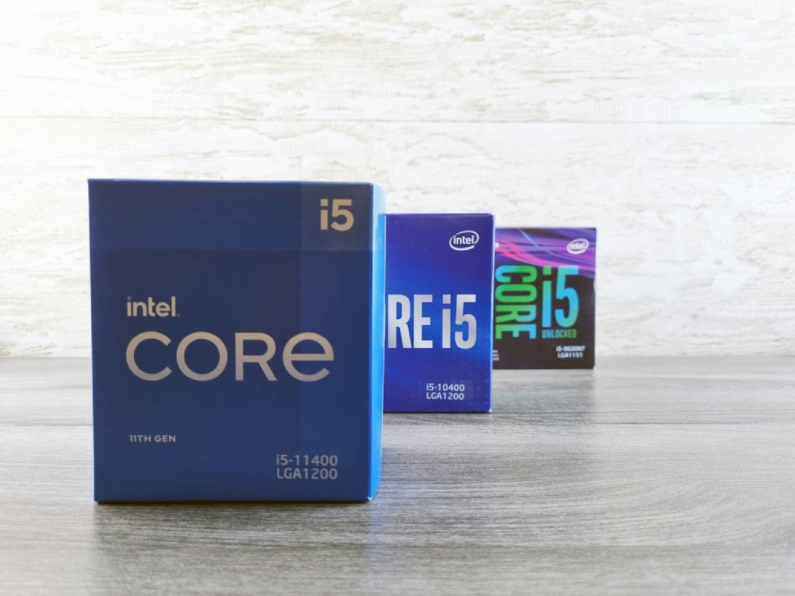 Processador Intel Core em destaque sobre uma mesa