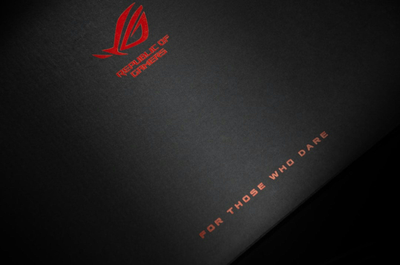 Detalhe do logo ROG em destaque no hardware