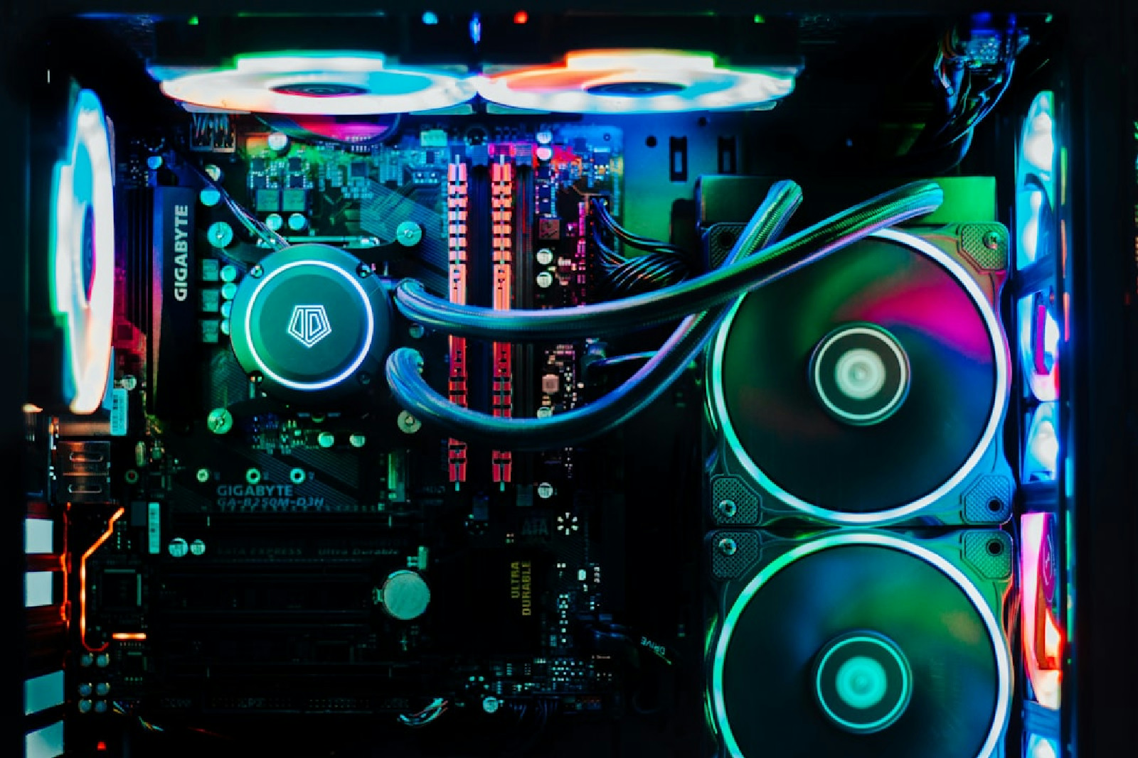 detalhes internos da placa-mãe de um PC Gamer