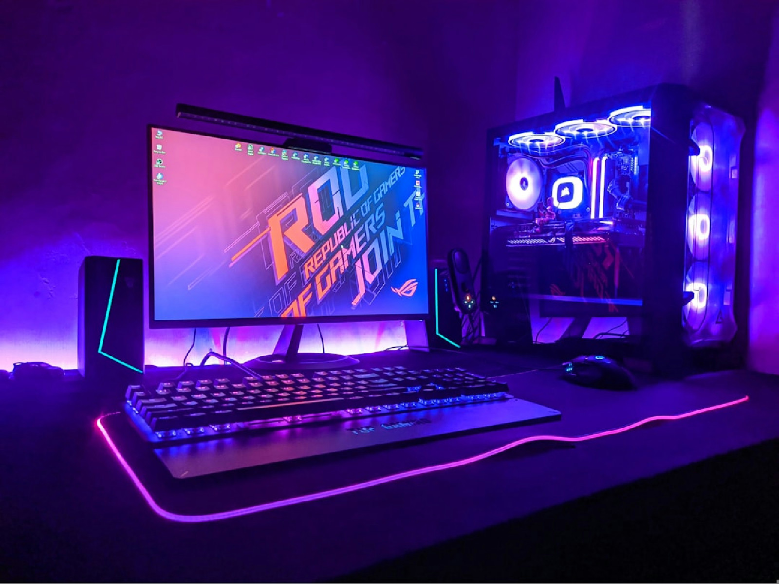 Um computador desktop gamer moderno configurado sobre uma mesa