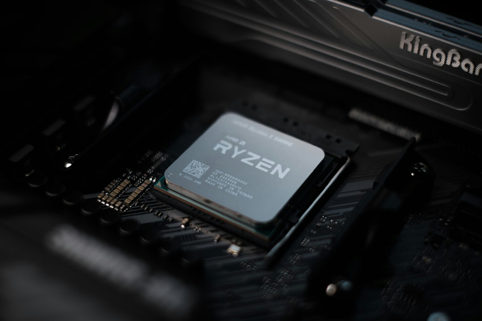 Visão detalhada de um processador instalado em uma placa-mãe gamer