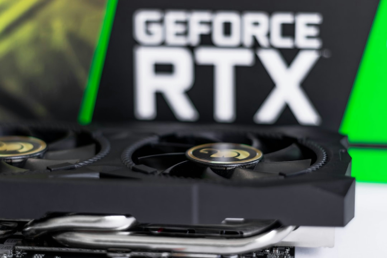Close-up de uma placa de vídeo GeForce RTX em destaque sobre a mesa