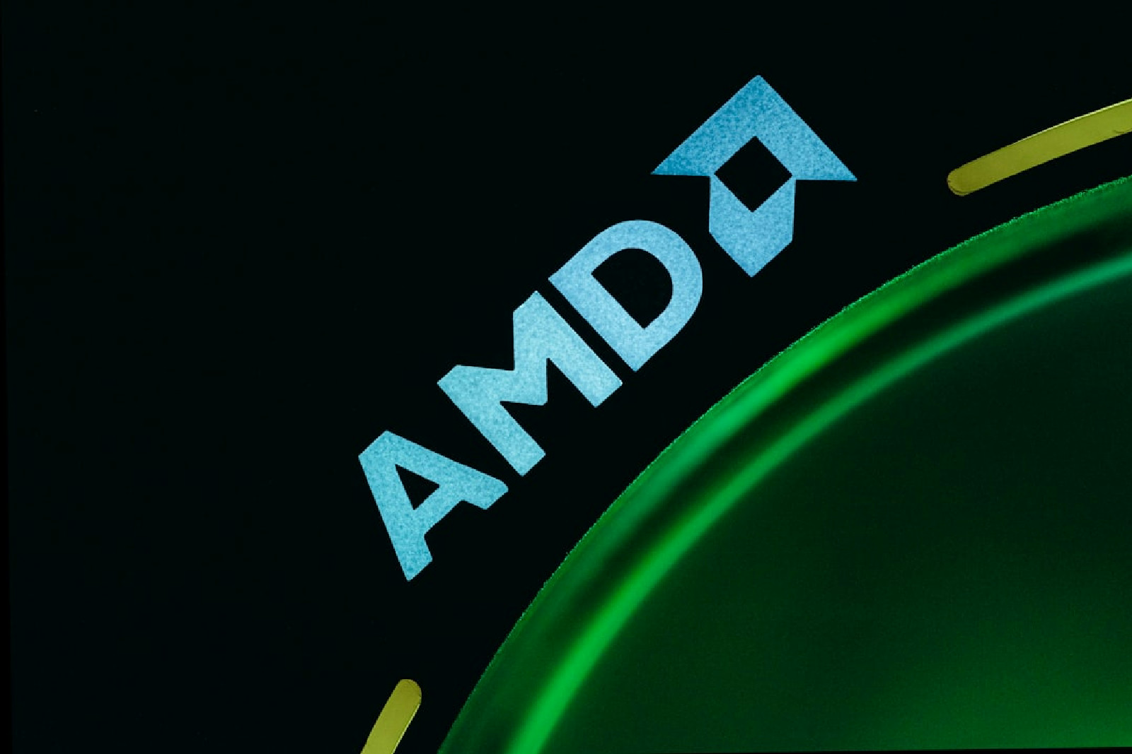Logotipo Lenovo em preto e verde representando o mercado de hardware