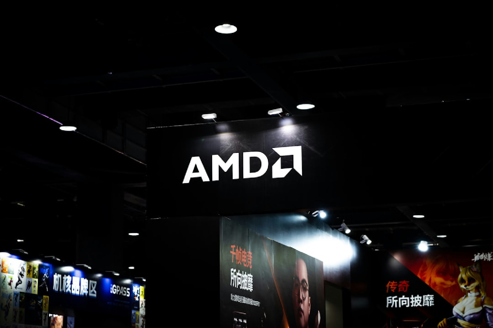 Logotipo da AMD iluminado em destaque